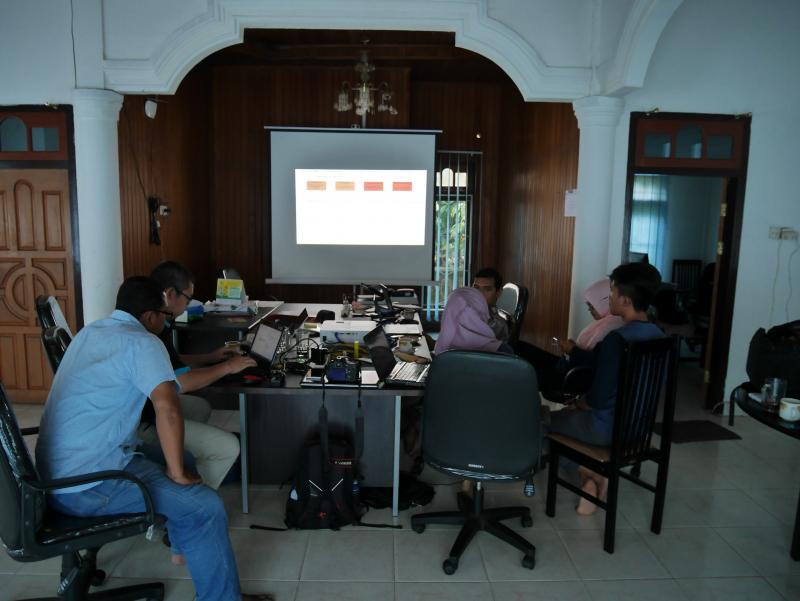 Members of a local WWF team in Dharmasraya (Sumatra, Indonesia) discussing the many challenges of the RIMBA corridor development in the area, using on a visual inspired from Bruno Latour’s Politics of Nature. 